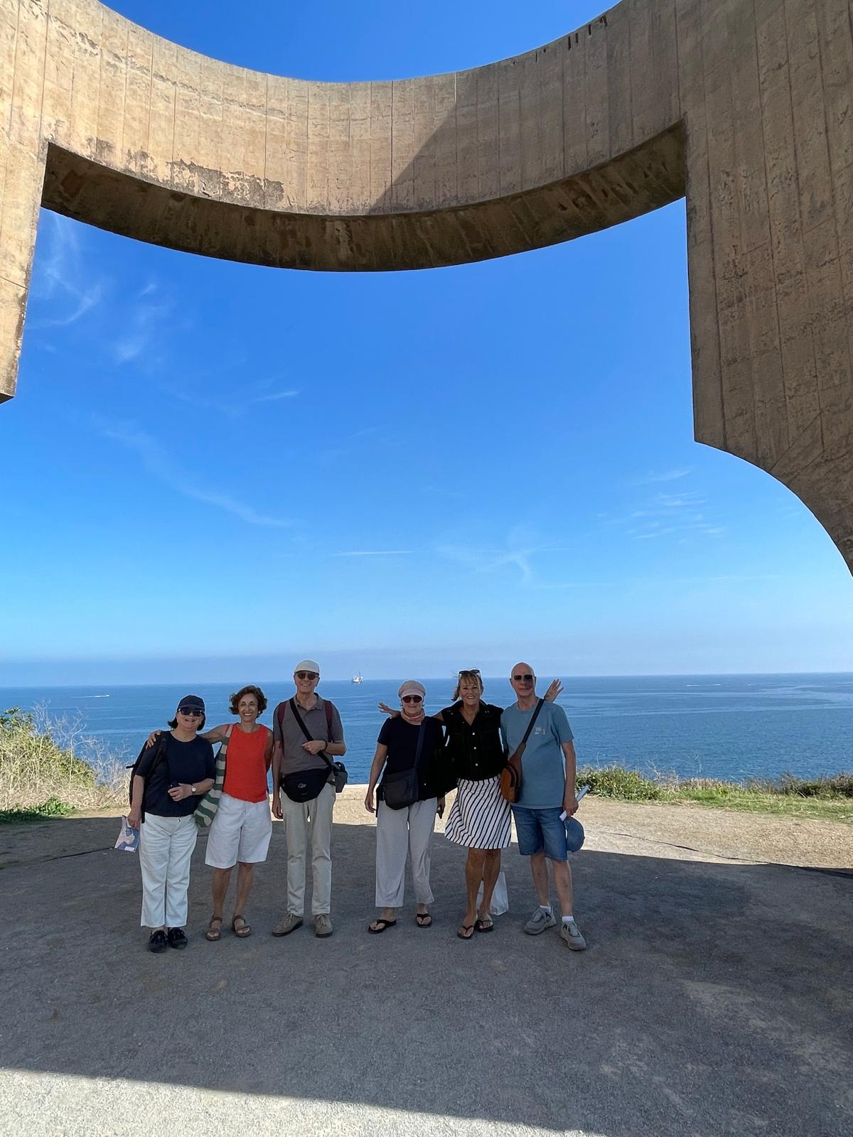 Grupo en el Elogio del Horizonte, Gijón