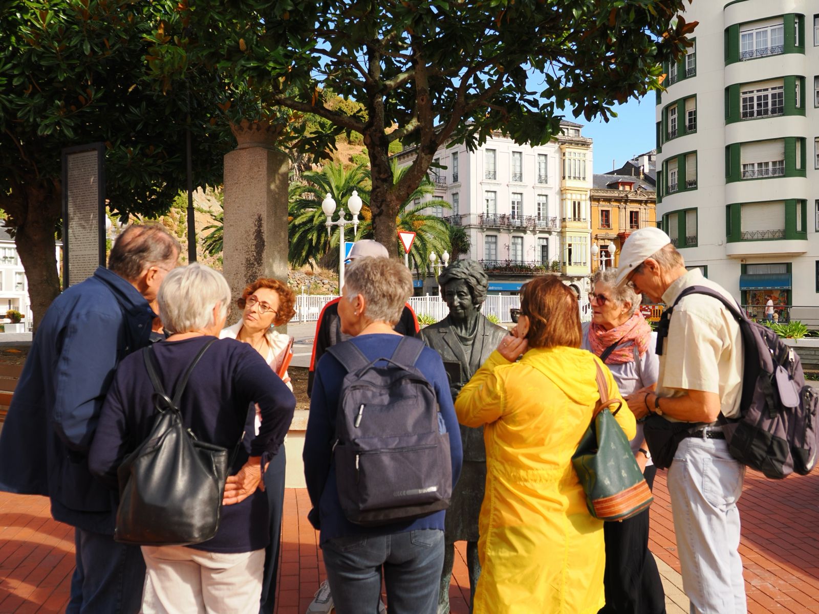 Grupo junto a la estatua en la plaza