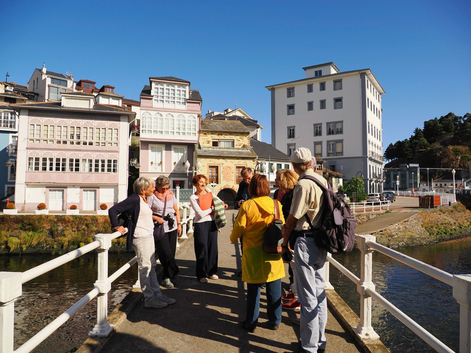 Grupo en el puente de Luarca con edificios de colores